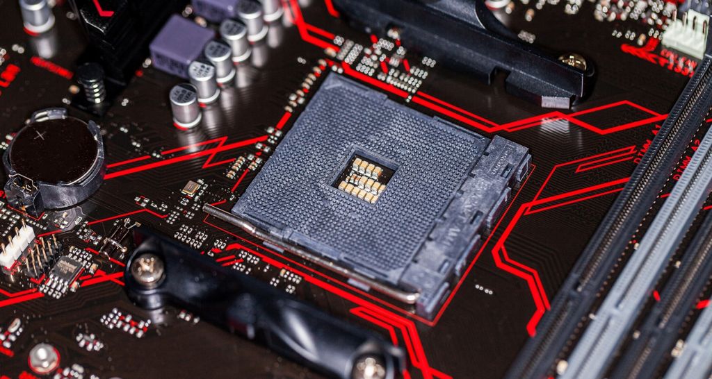 Imagen de cerca de una CPU y una placa base.